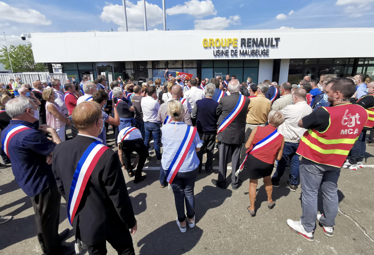 Les élus locaux ont manifesté en écharpe tricolore devant l'usine fabricante des Kangoo